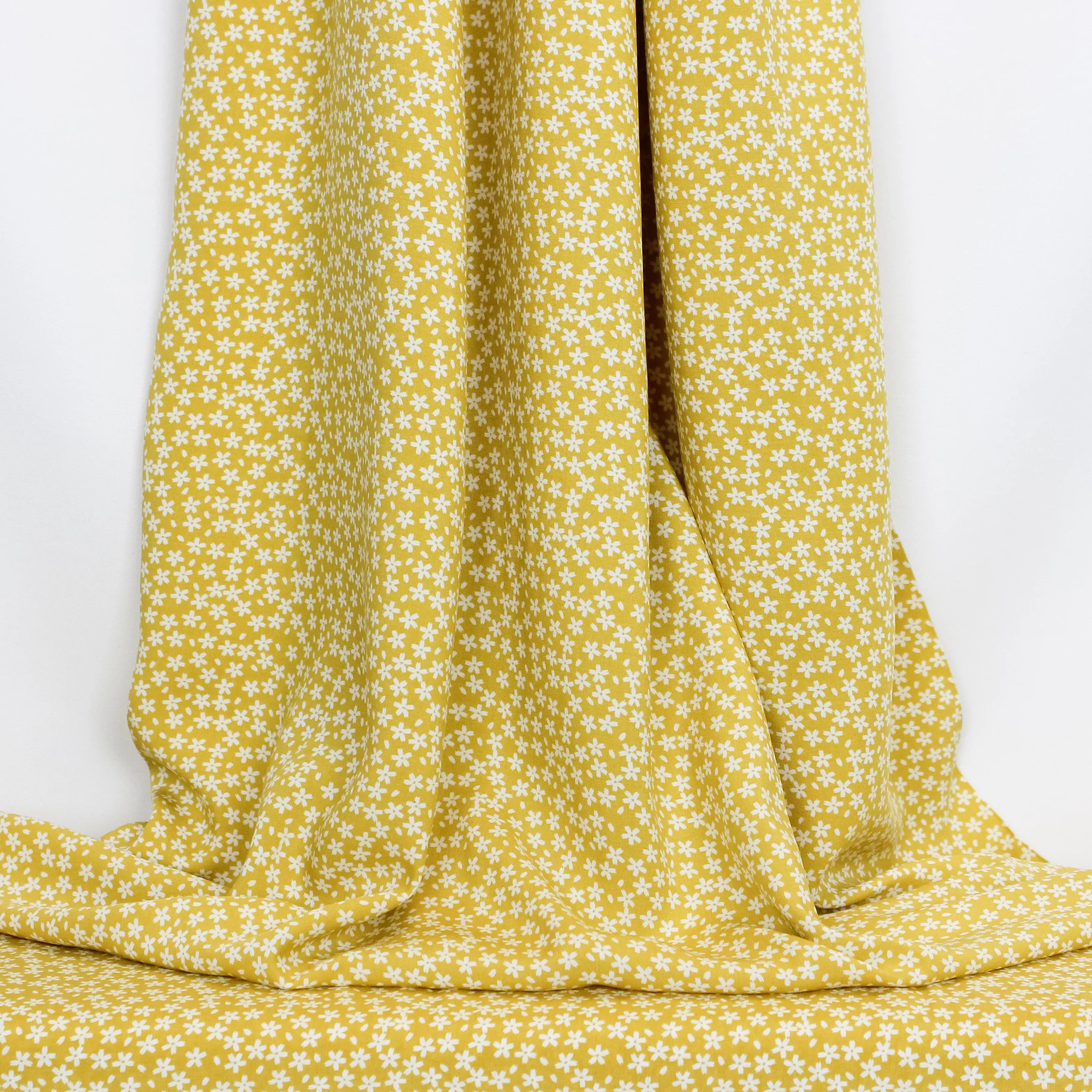 Gele viscose met witte madeliefjes