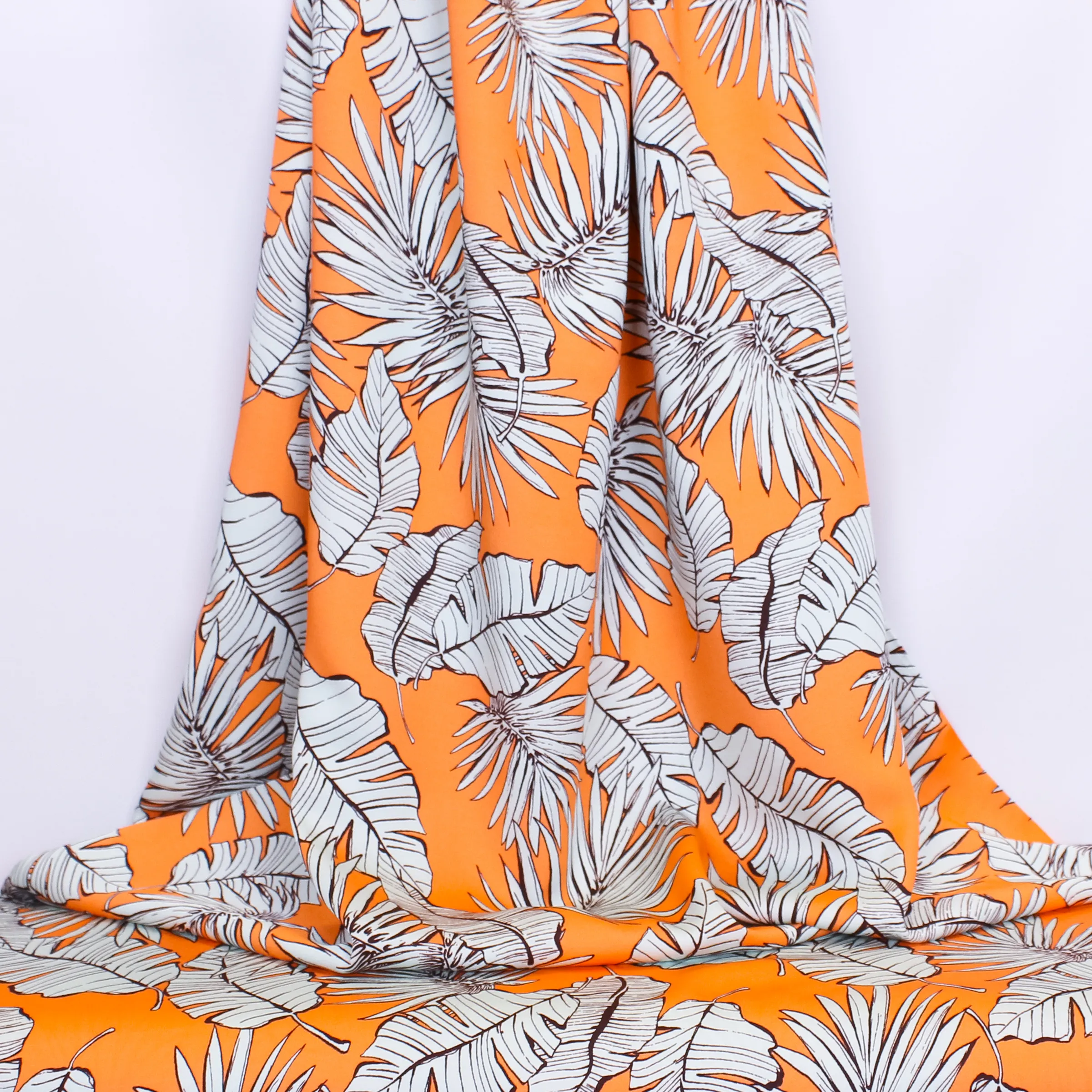 Neon oranje viscose met tropische bladeren