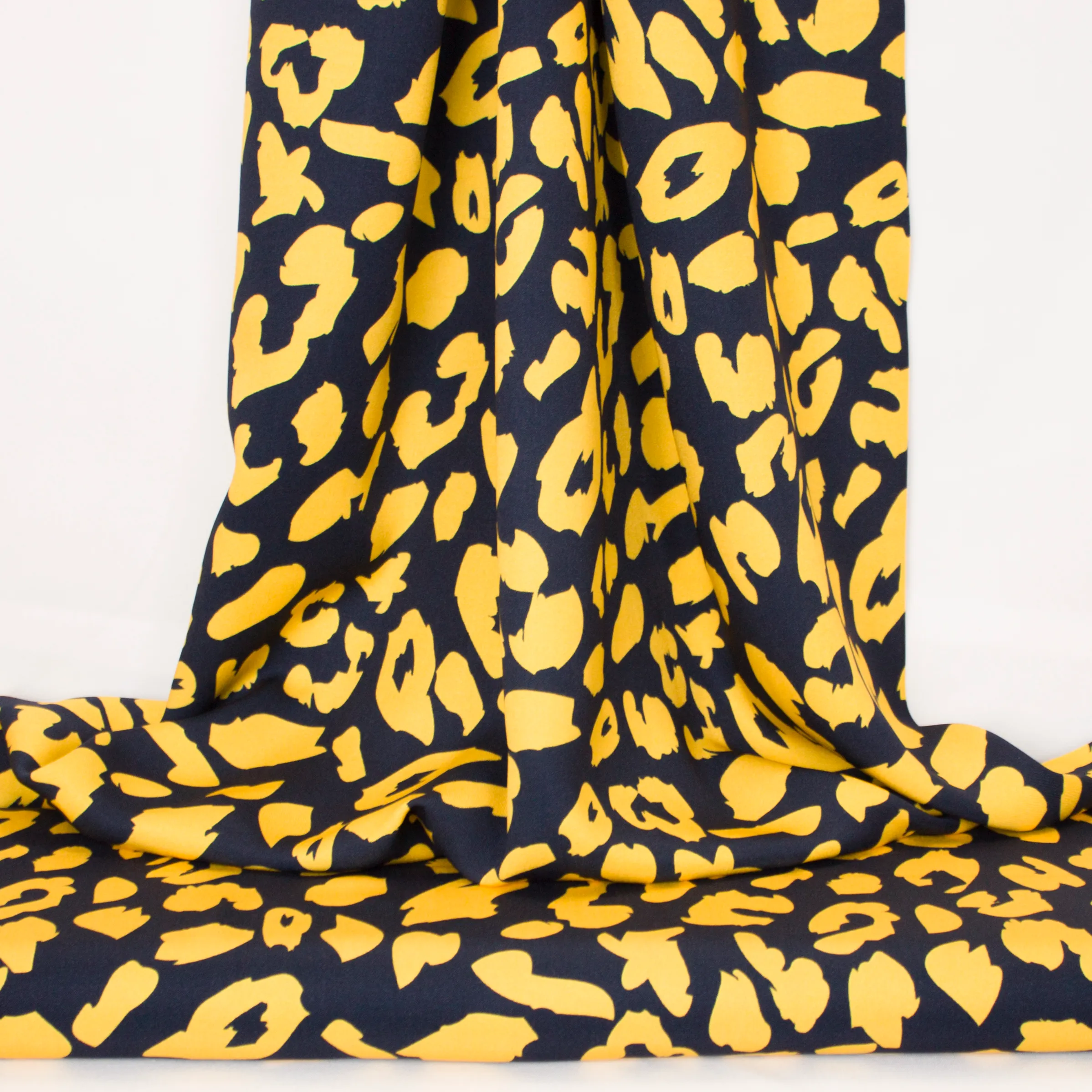 Blauwe/zwarte viscose met gele pantervlekken
