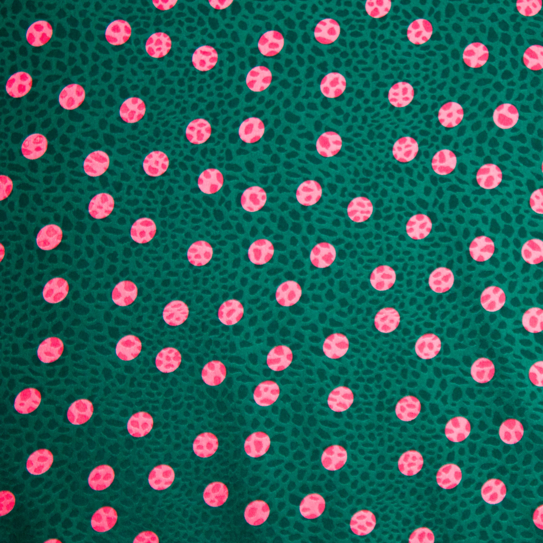 Gesatineerde polyester jacquard groen stretch met roze stippen
