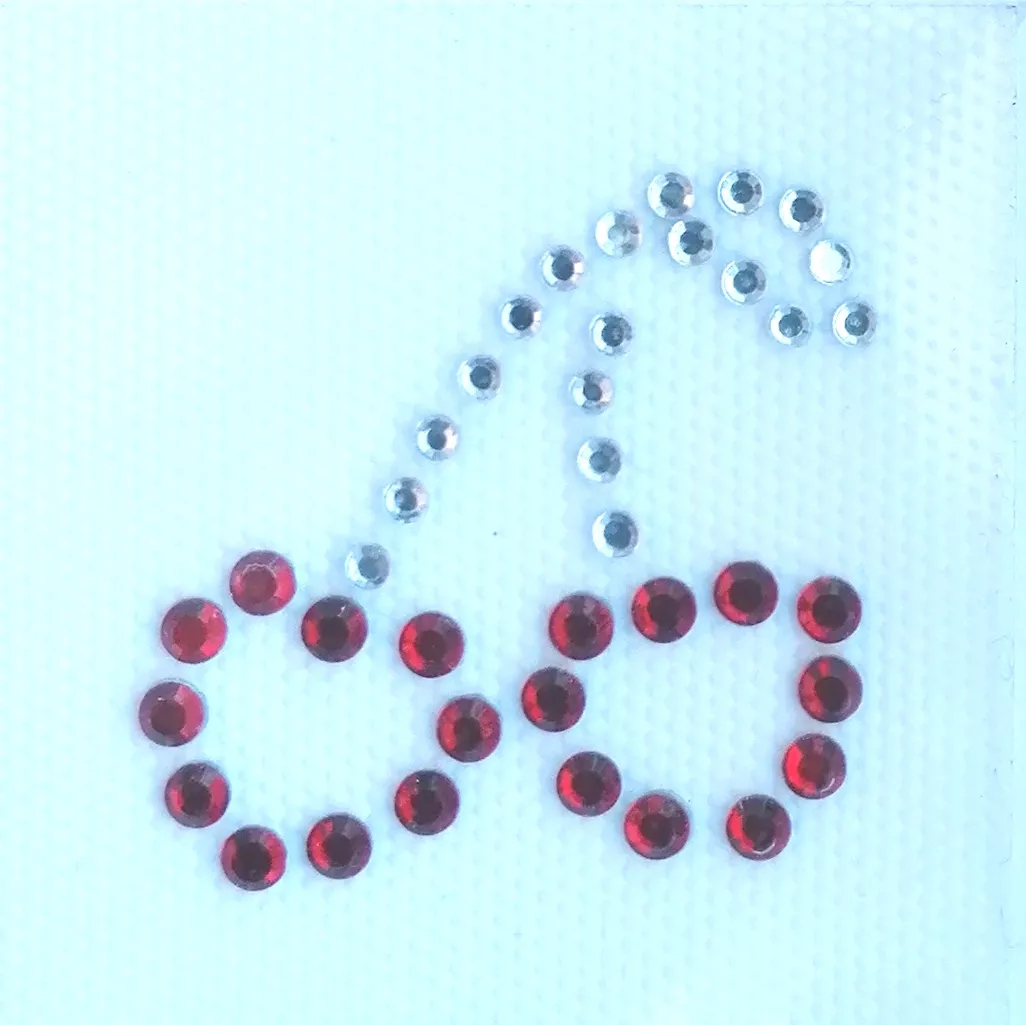Opstrijkbare applicatie met strass steentjes kers rood en zilver - 4 x 4 cm