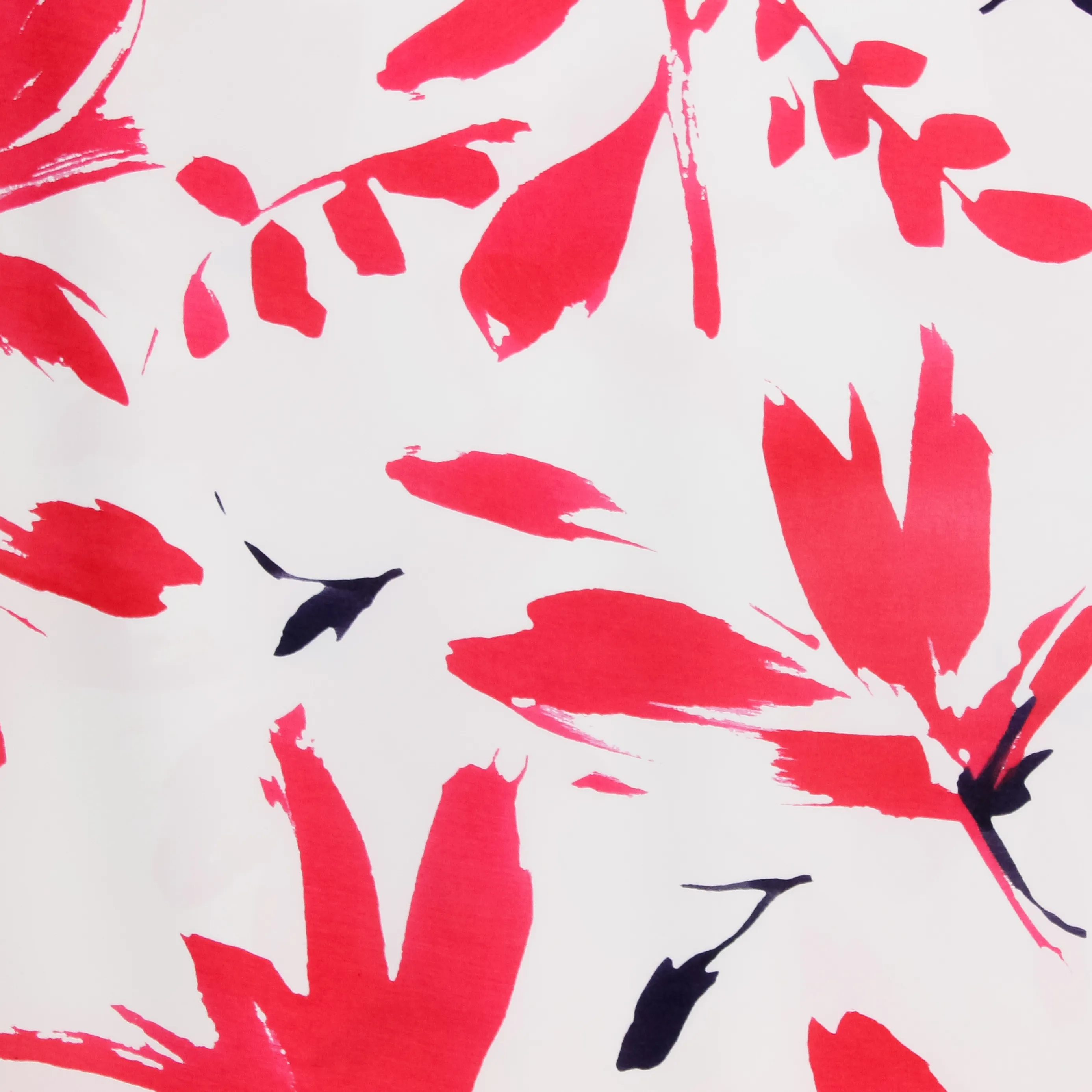 Witte soepele polyester met fel roze geverfde bloemen