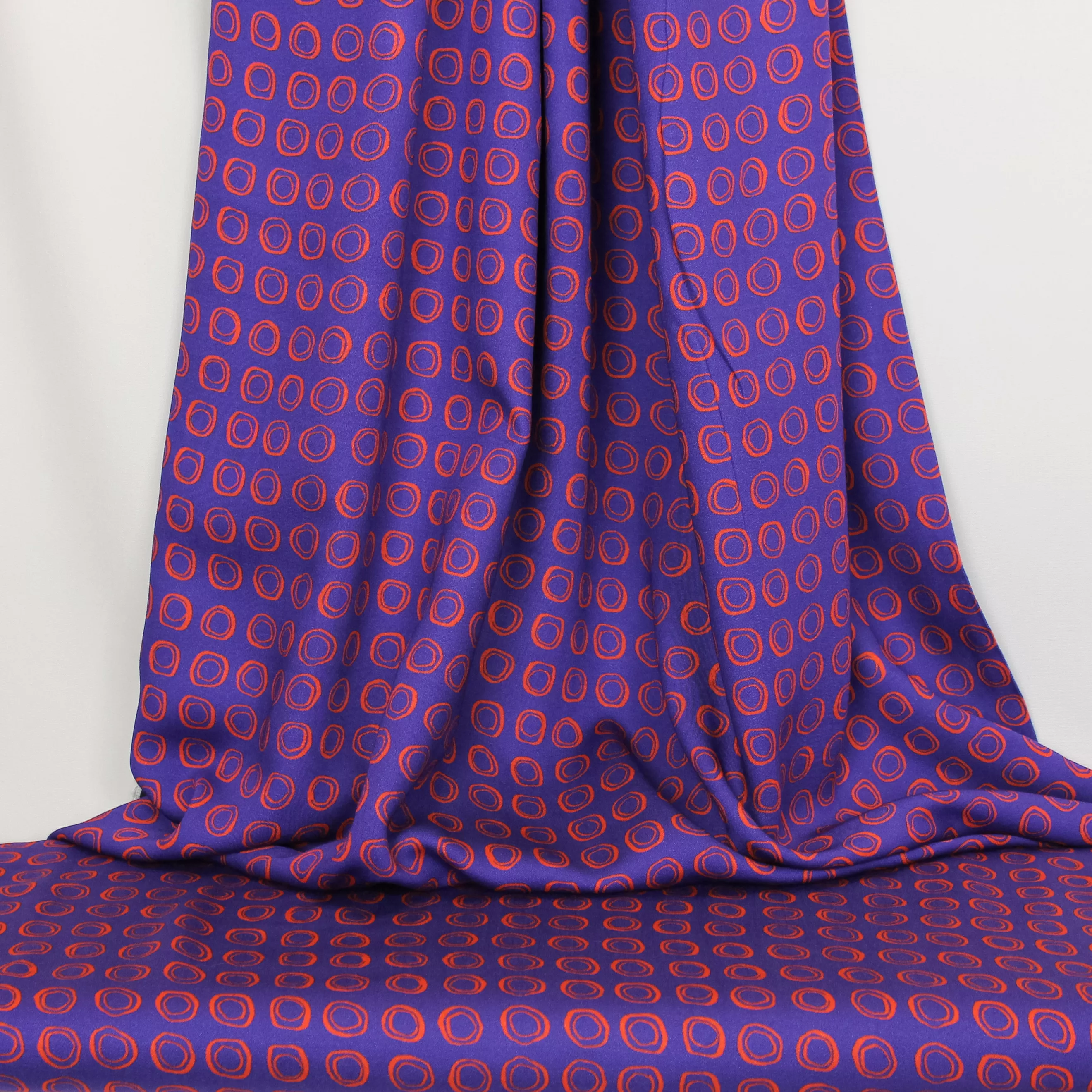 Paarse viscose met kleine oranje dubbele cirkels