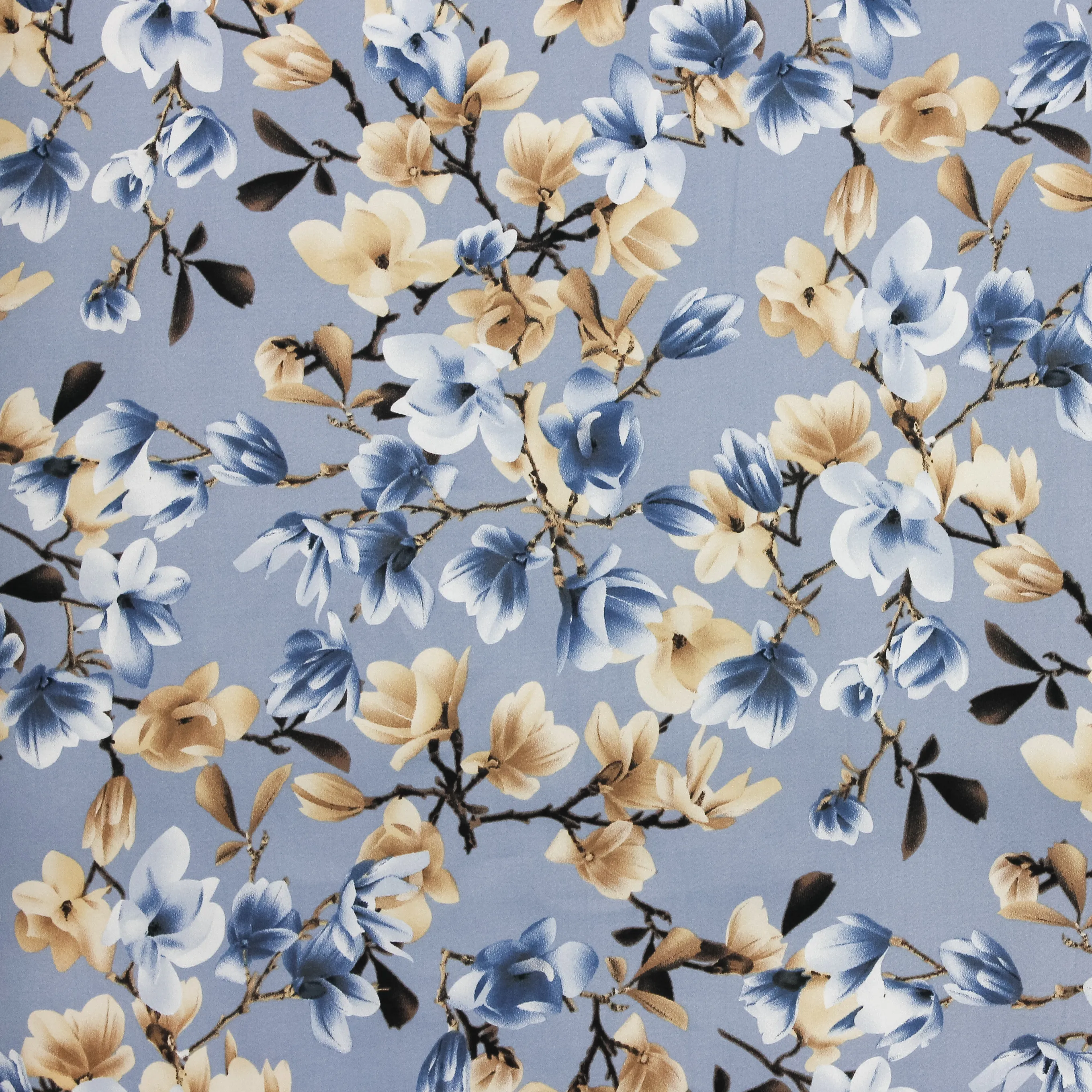 Blauwe satijn stretch met blauwe en zandkleurige bloemen