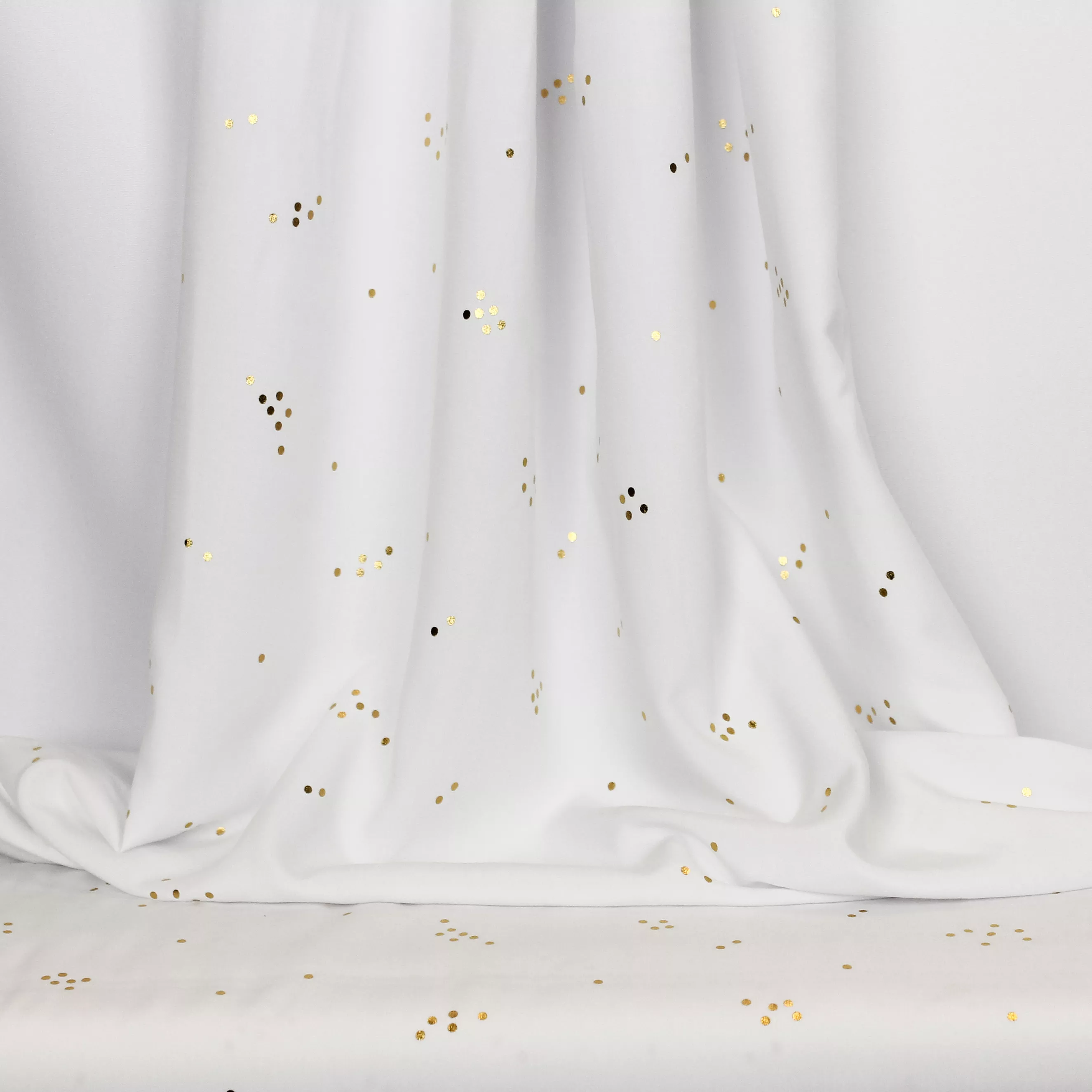 Witte viscose met kleine gouden stipjes
