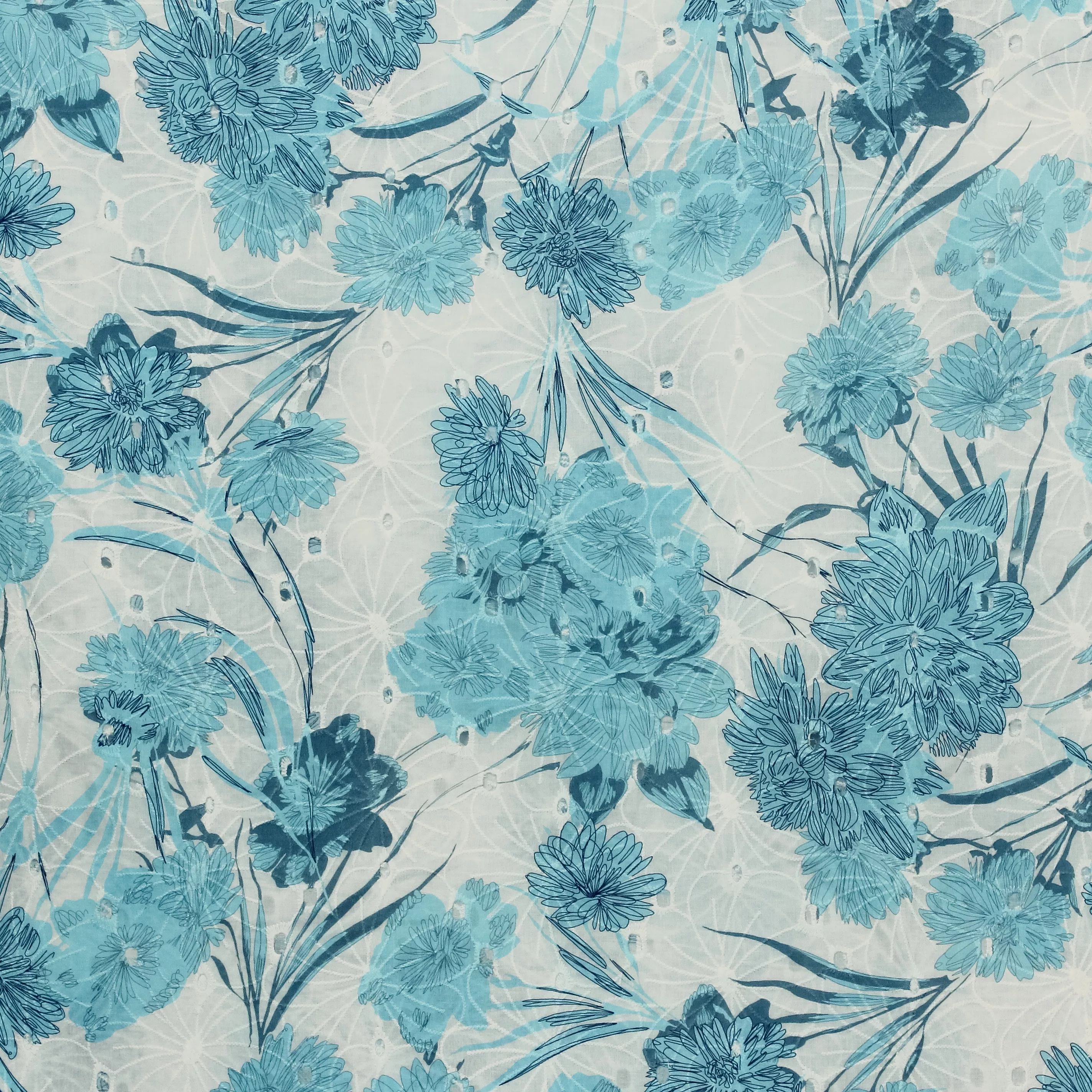 Witte katoen met blauwe bloemen en geborduurd bloemenpatroon