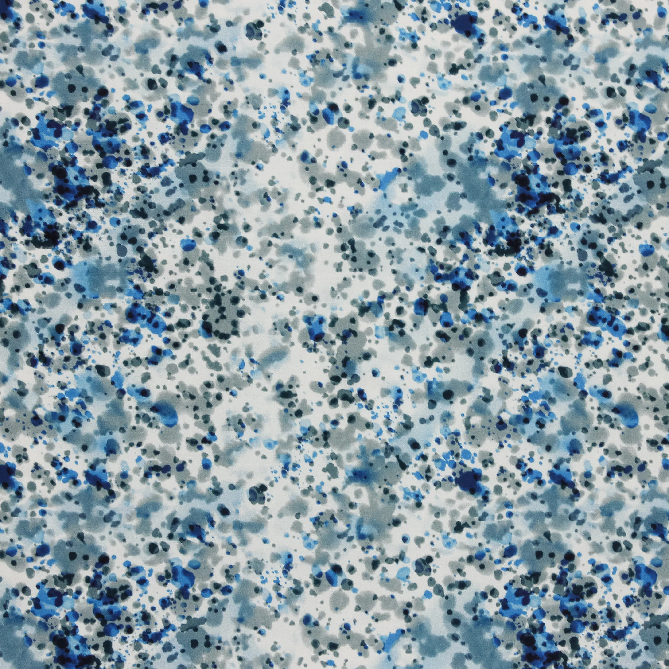 Marocain viscose crêpe met blauwe vlekken