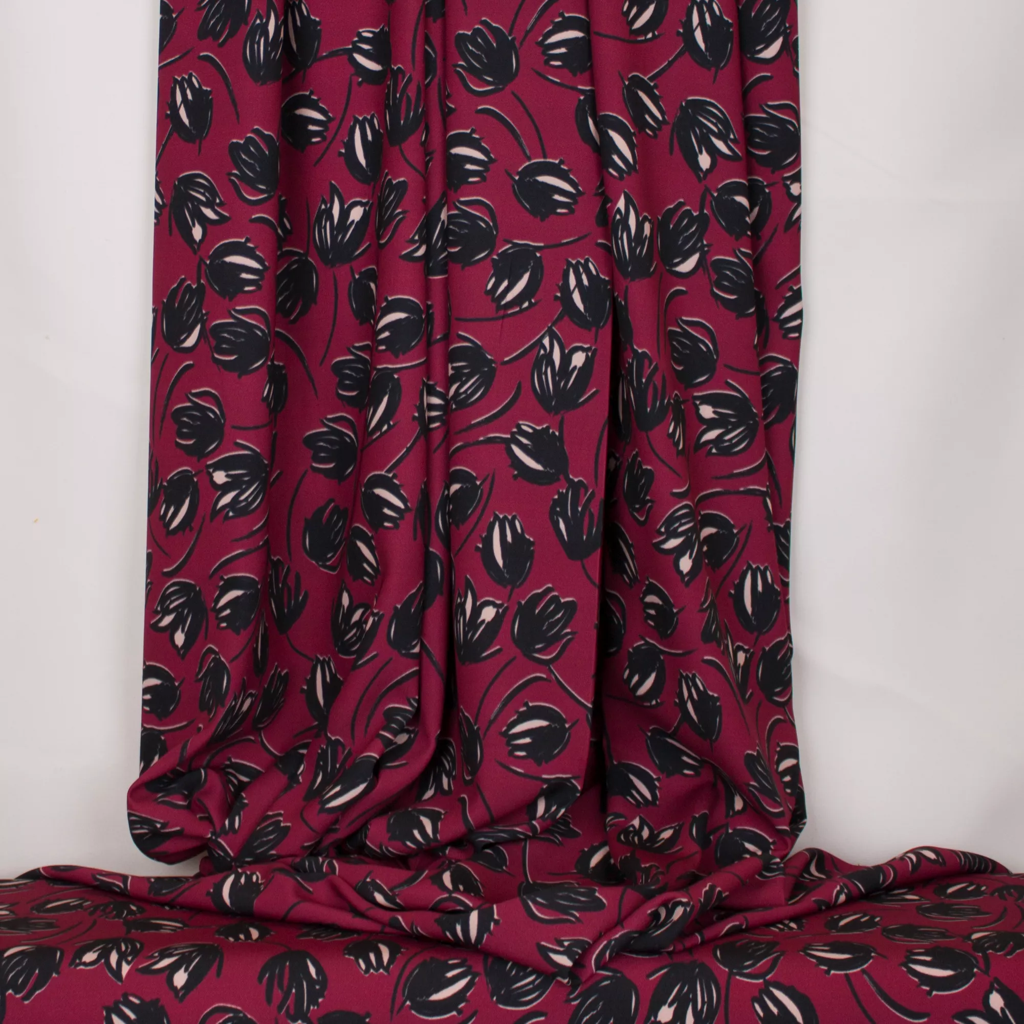 Bordeaux polyester met bloemen  van John Kaldor