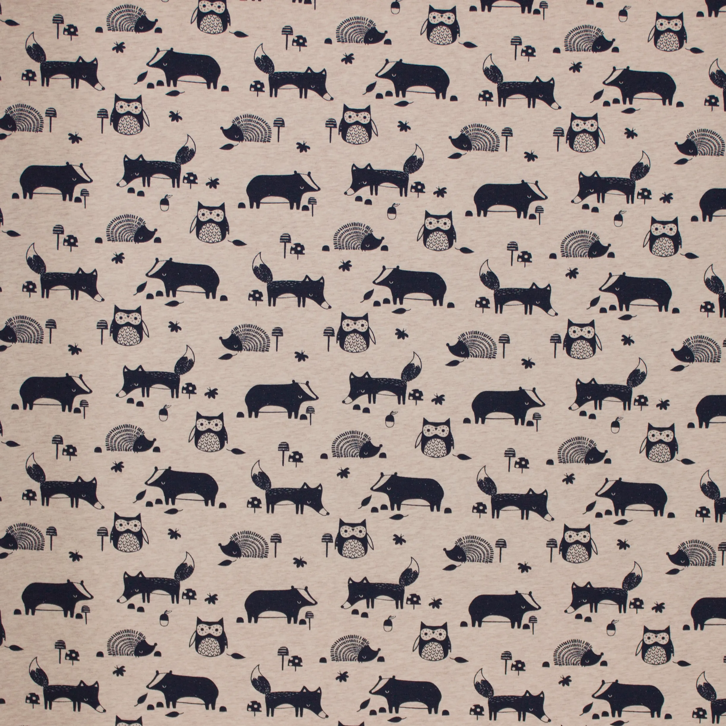 Beige gemeleerde tricot met egels, uilen, stinkdieren en vosjes