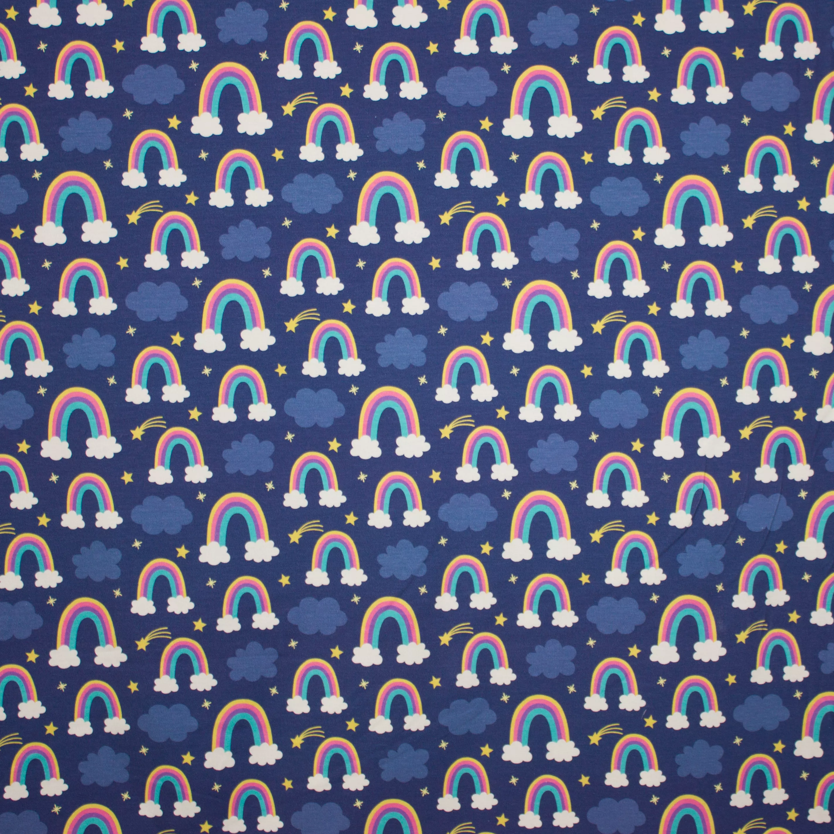 Paarse tricot met regenbogen en wolken
