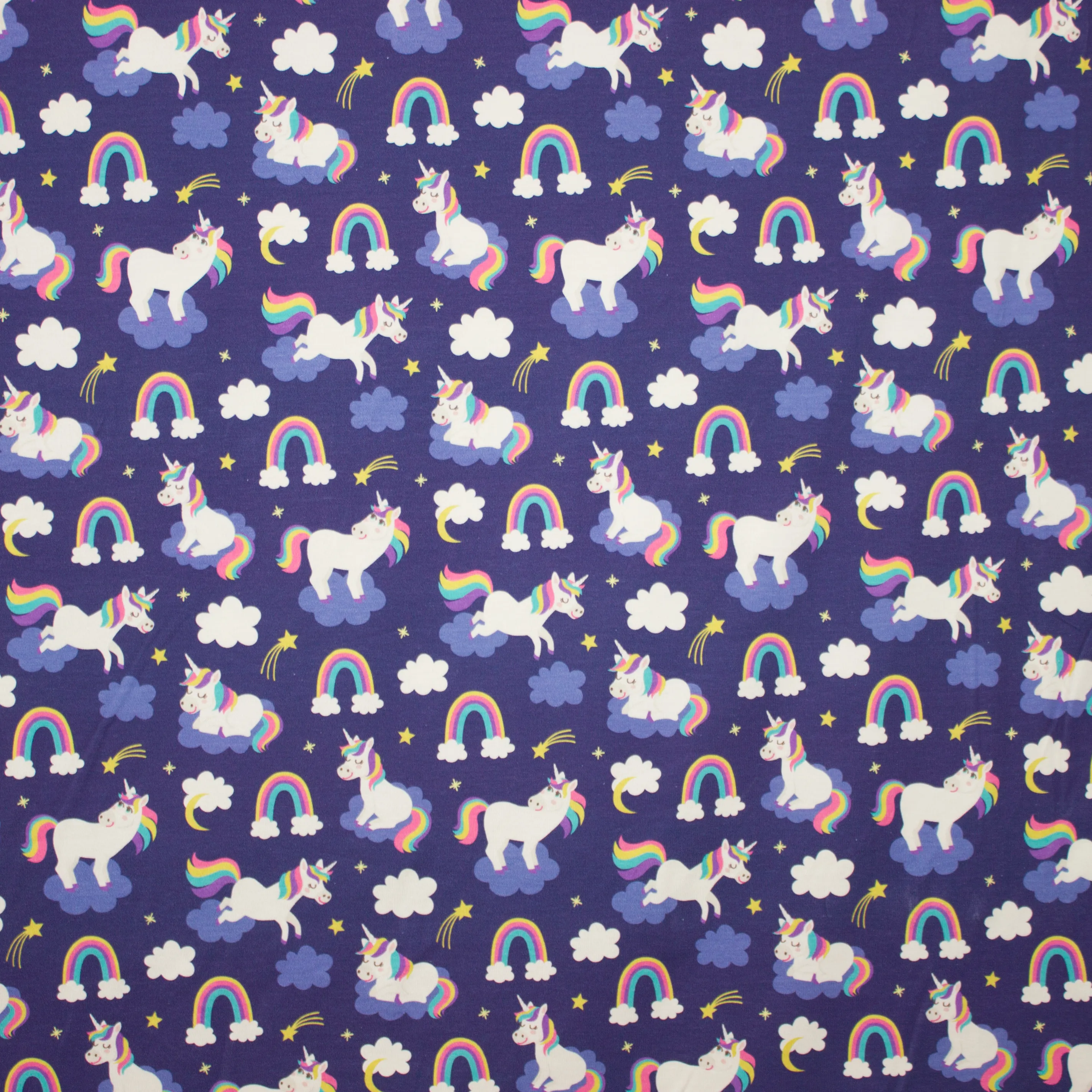 Paarse tricot met regenbogen, eenhoorns en wolken