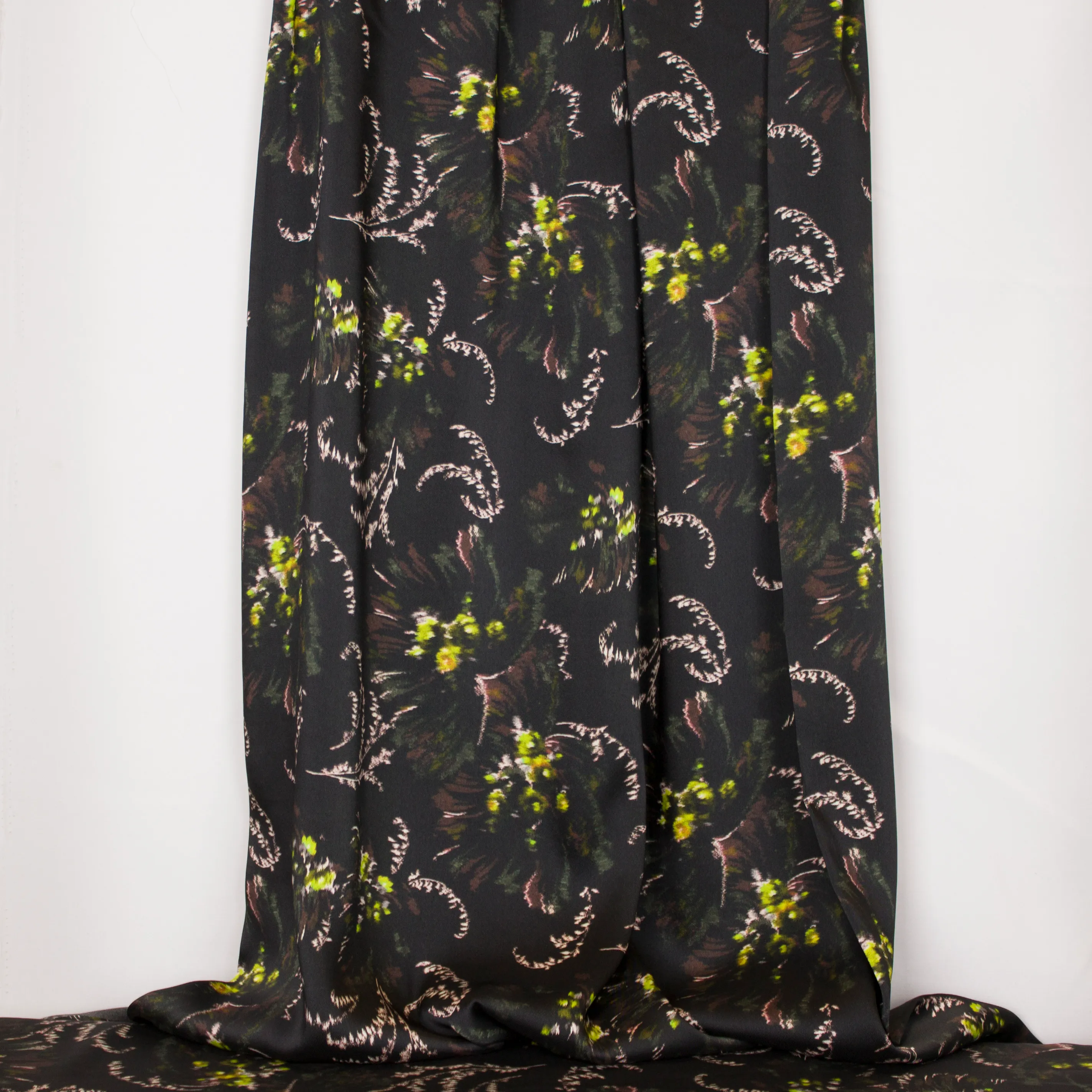 Zwarte polyester met abstract bloemenmotief van La Maison Victor