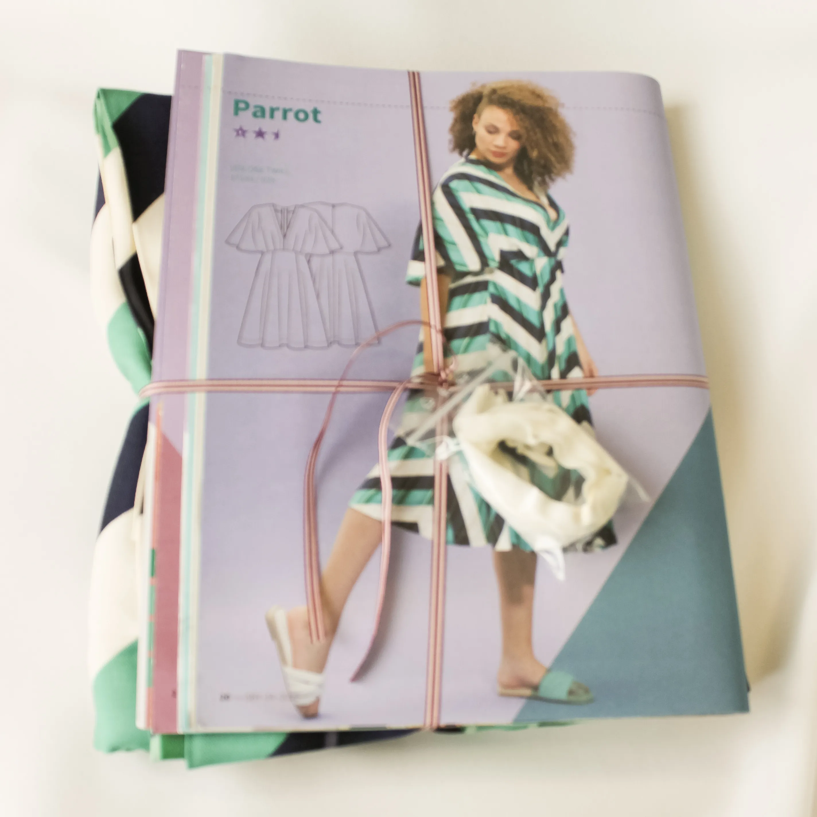 Voordeelpakket voor jurk in viscose twill 'Parrot' van Stitched by You (tot maat 48)