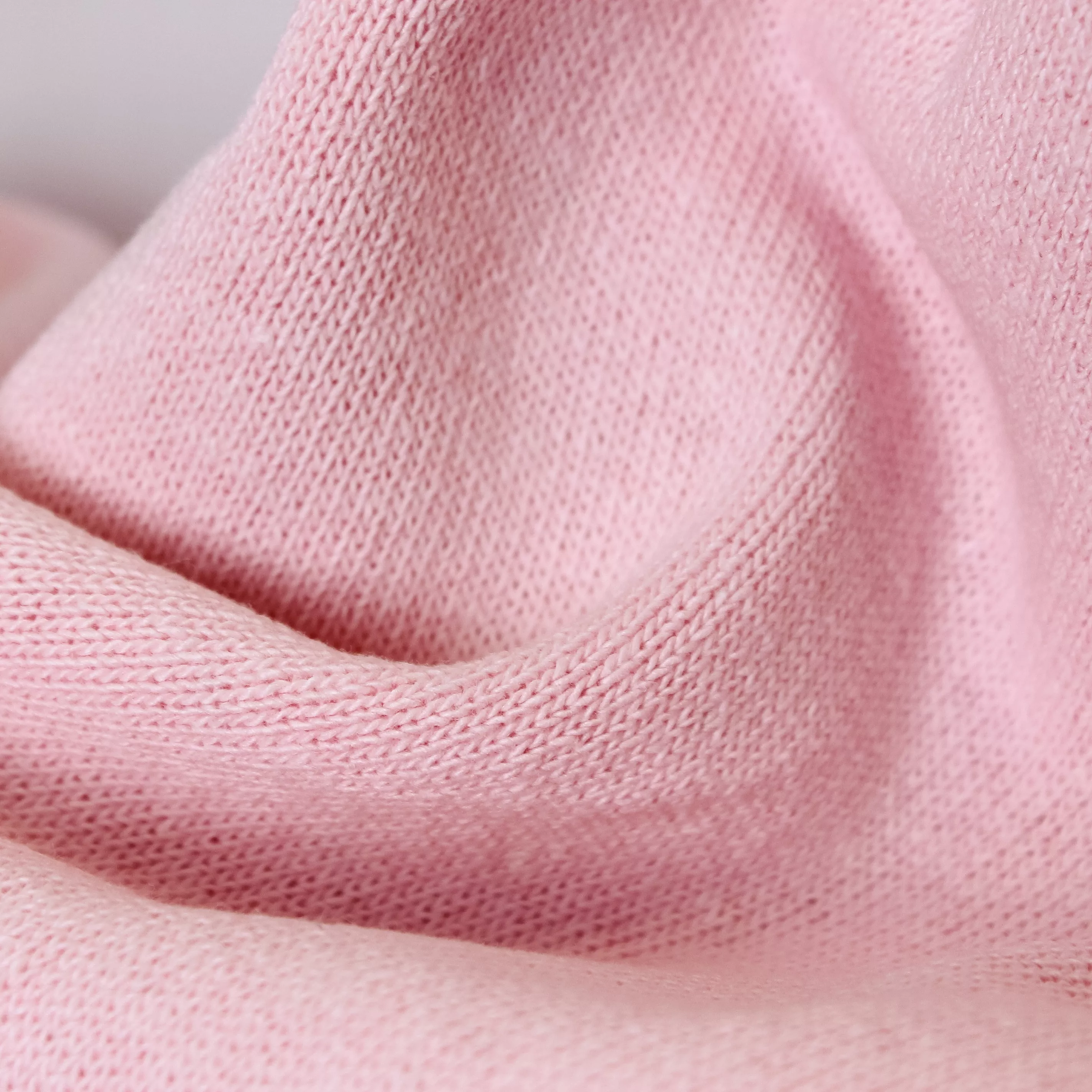 Roze fijne breistof met gebrushte achterkant