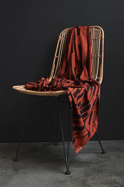 Terra cotta kleurige viscose met motief van Mind The Maker.