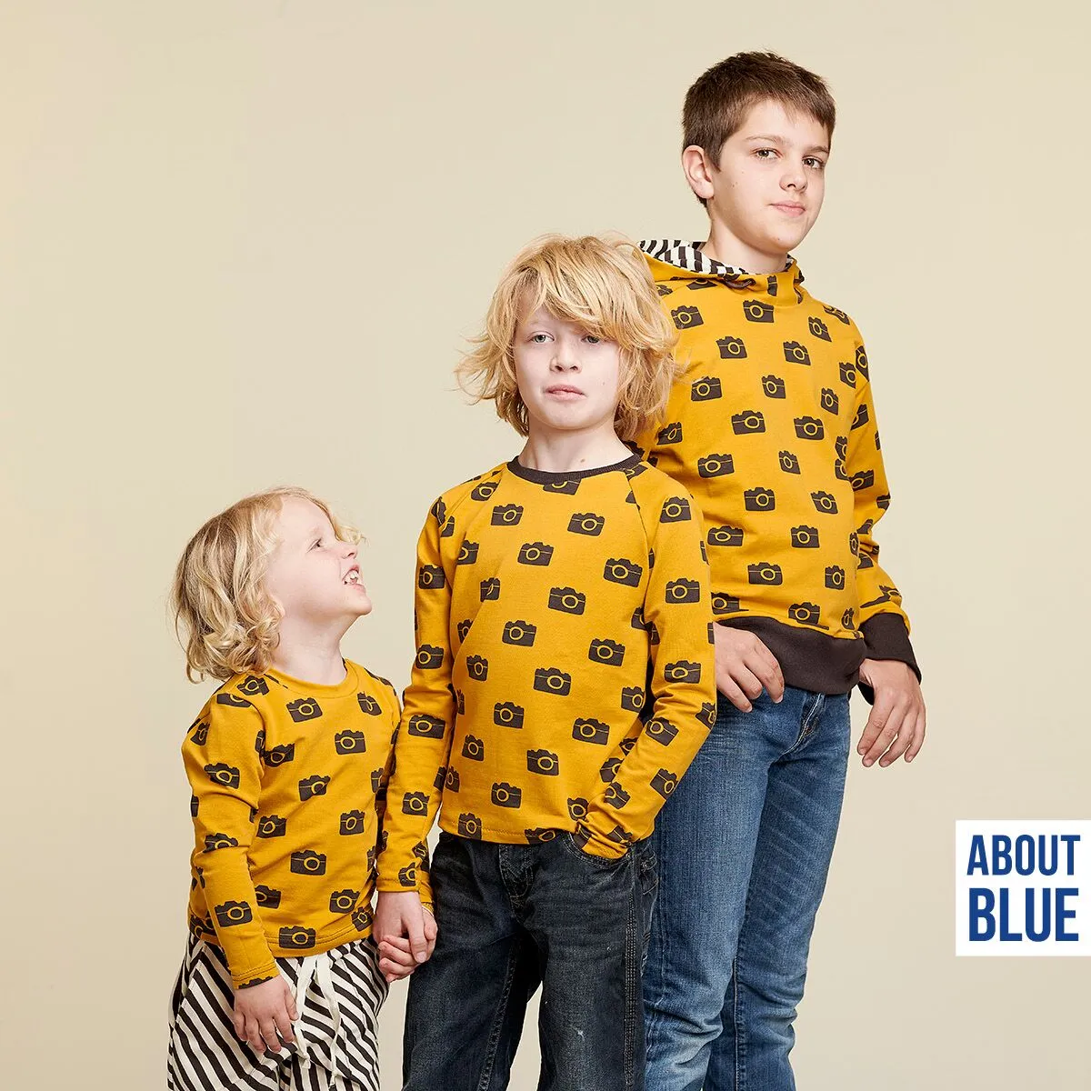 Okerkleurige French Terry met fototoestel van "About Blue Fabrics"