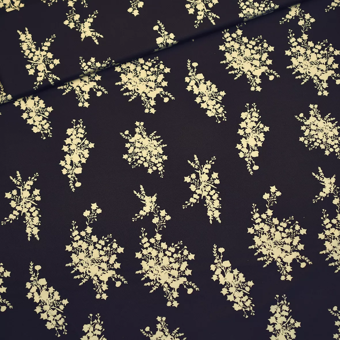 Fijne grijze polyester stretch met bloemen - Burda Collectie Lente-Zomer 2022